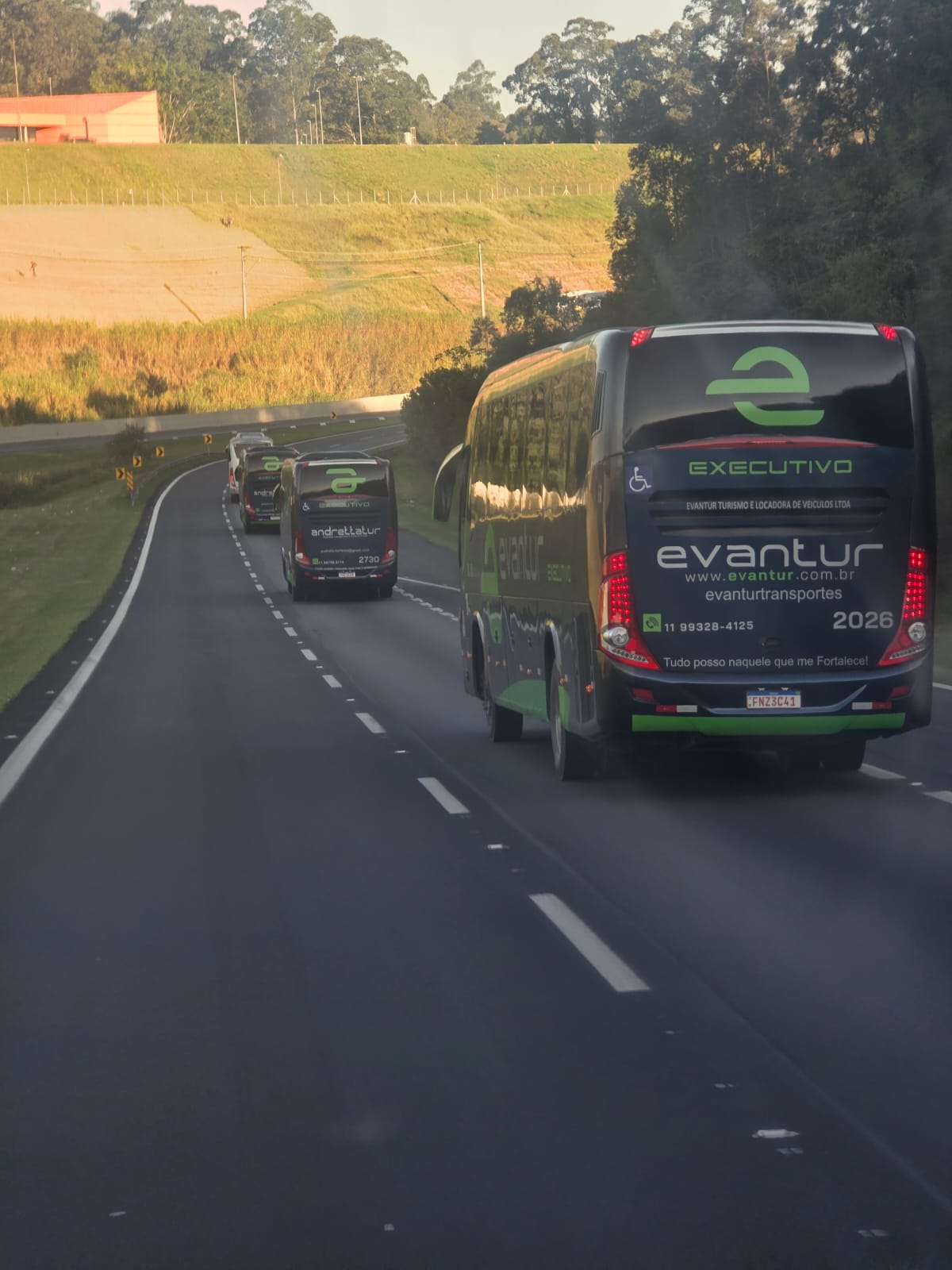 Comboio de ônibus Evantur em viagem