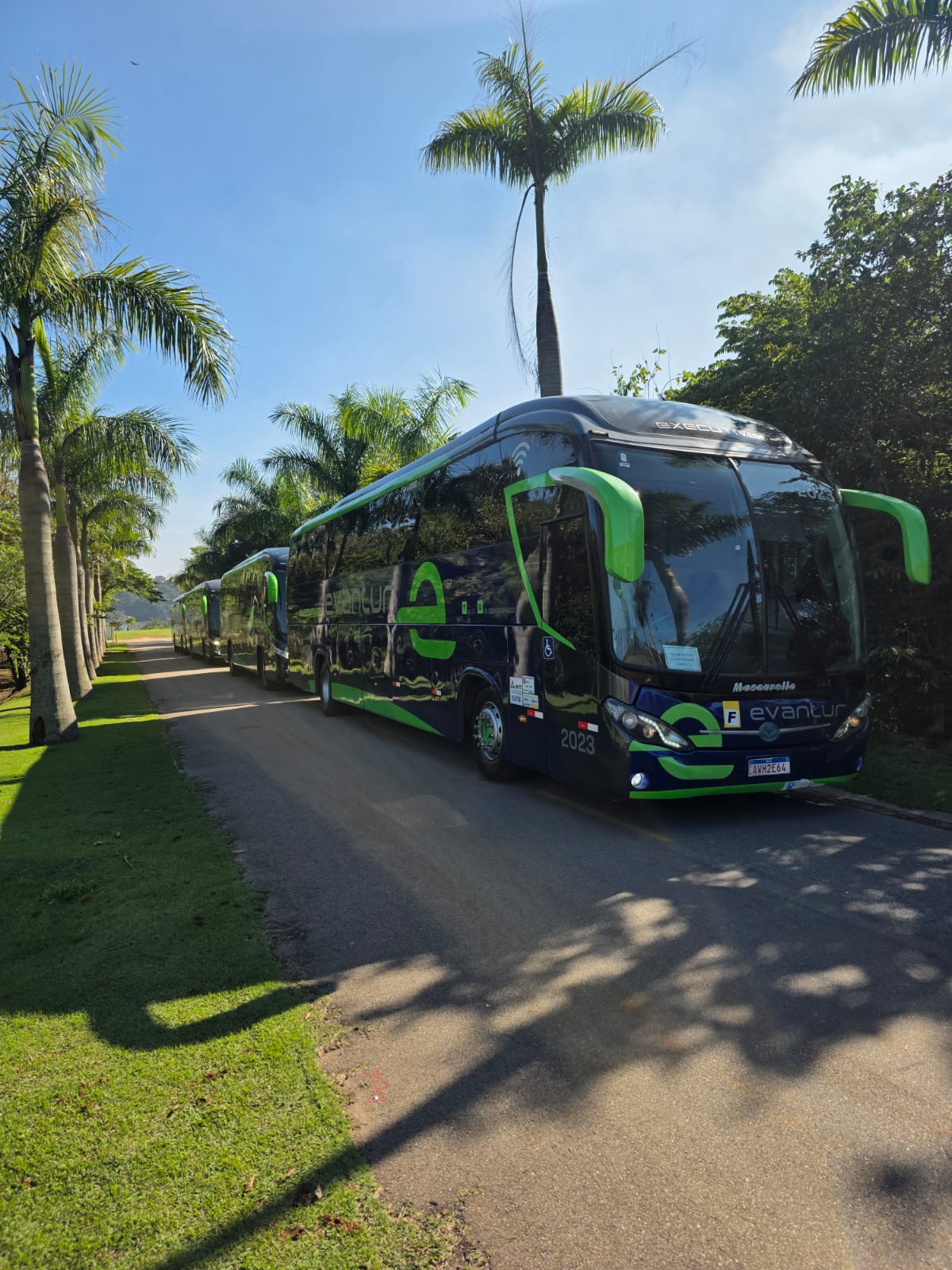 Ônibus Evantur estacionados de frente