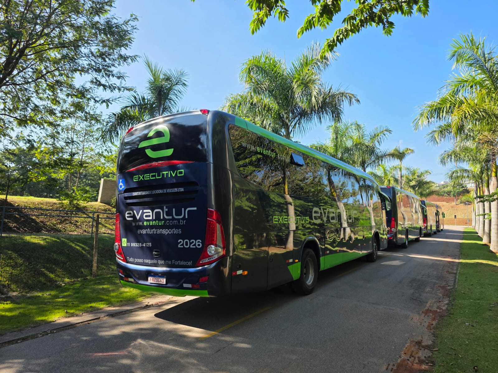Frota Evantur estacionada de traseira