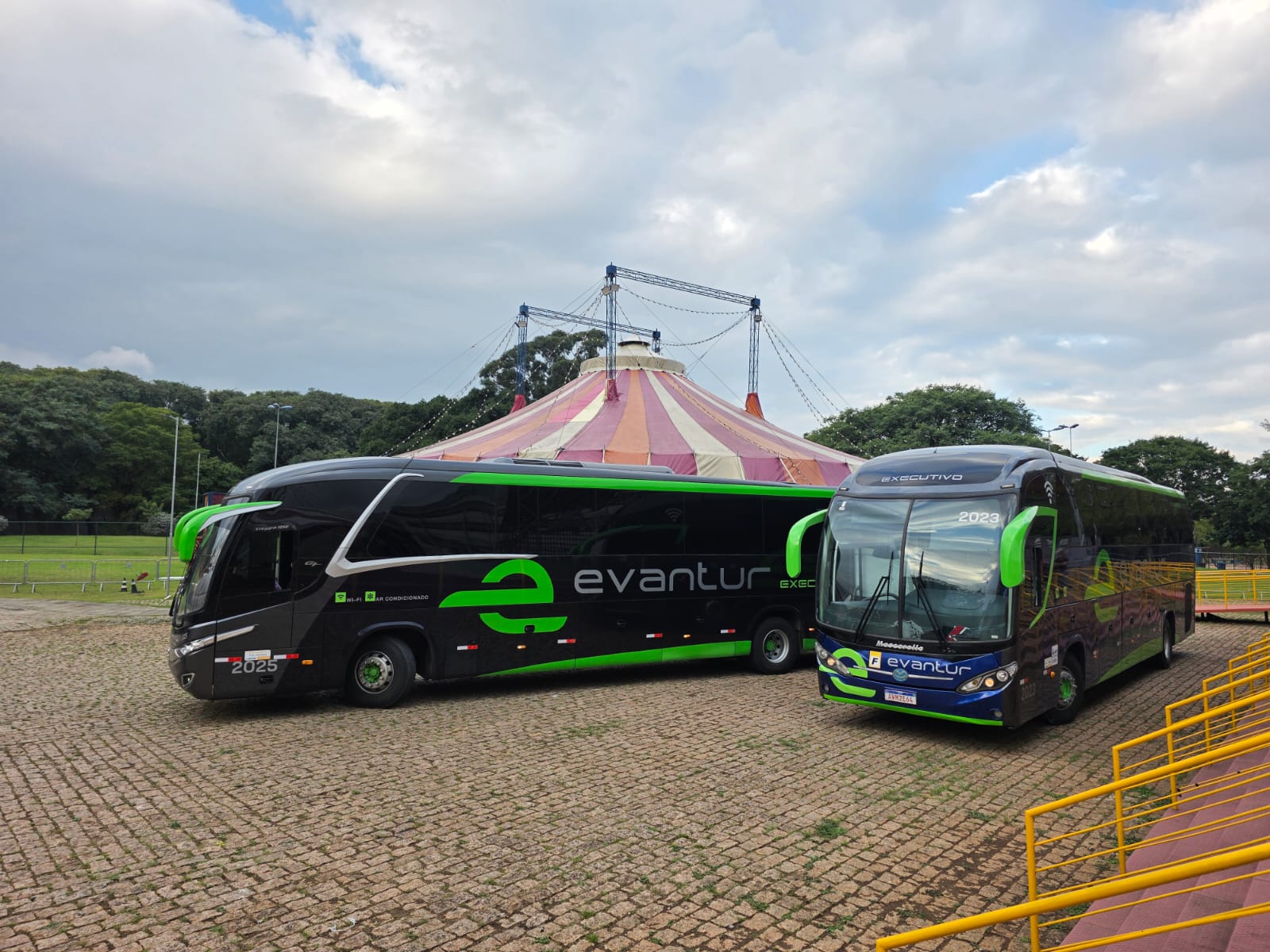 Ônibus Evantur estacionados em evento